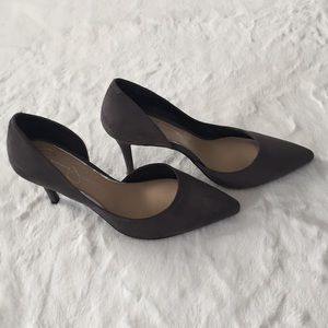 Jessica Simpson Gray suede 3 in pumps.